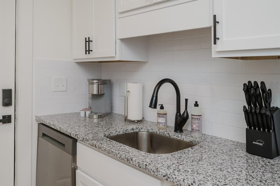 Central Suite D - 2 BedroomsKing BedParking Apartment in Birmingham