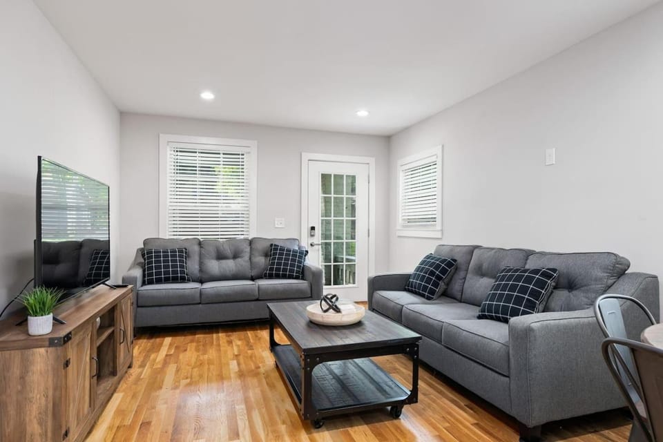 Avenue Quads -Big GroupsKing BedParkingUnit 1&3 Apartment in Vestavia Hills