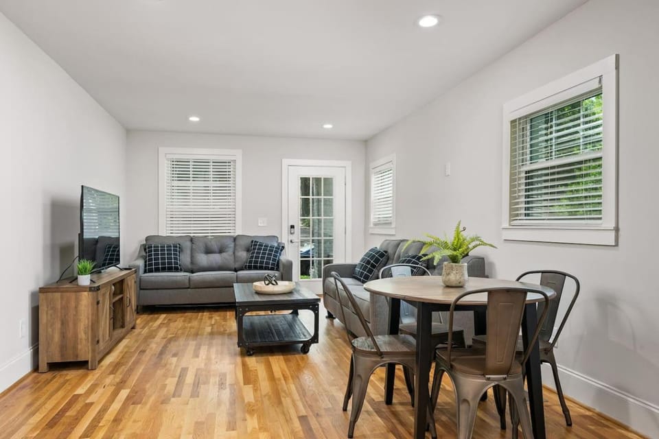 Avenue Quads - Big GroupsKing BedParking4 Units Apartment in Vestavia Hills