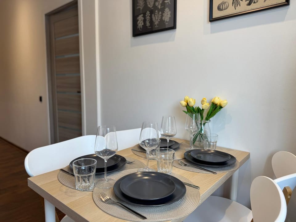 Kitchen or kitchenette, Dining area