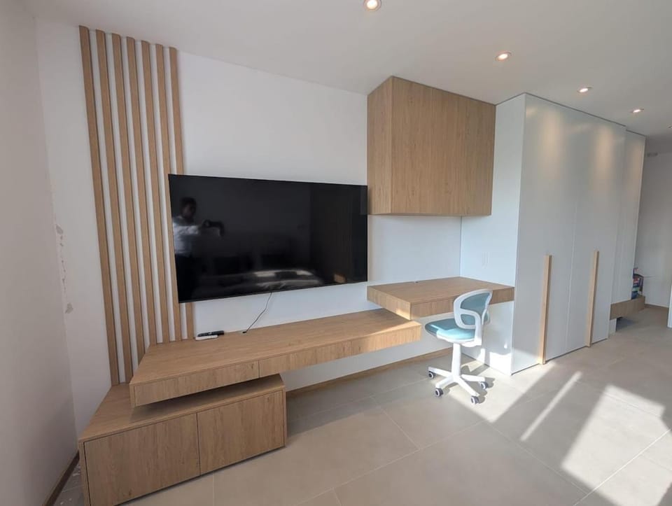 Communal lounge/ TV room, TV and multimedia, Living room, Seating area, Evening entertainment