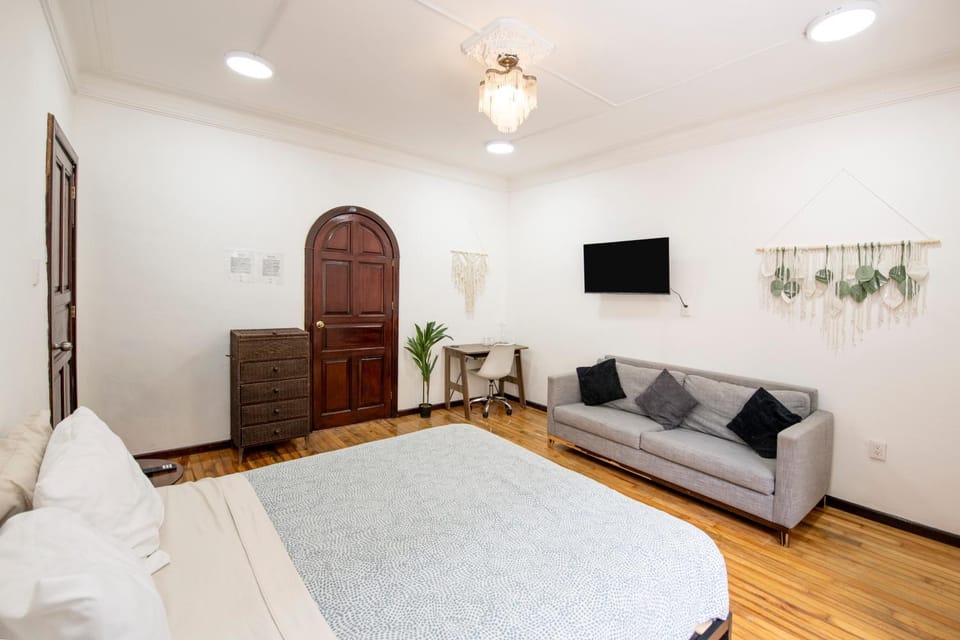 Bed, TV and multimedia, Photo of the whole room, Bedroom