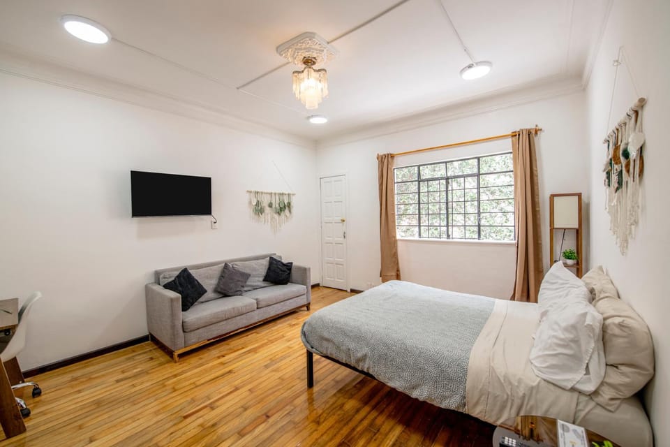 Bed, TV and multimedia, Bedroom