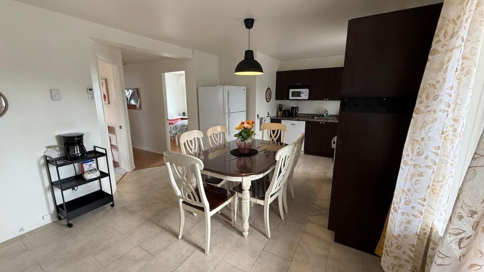 Le Duplex de Rose Free parking and charging station Apartment in Quebec City