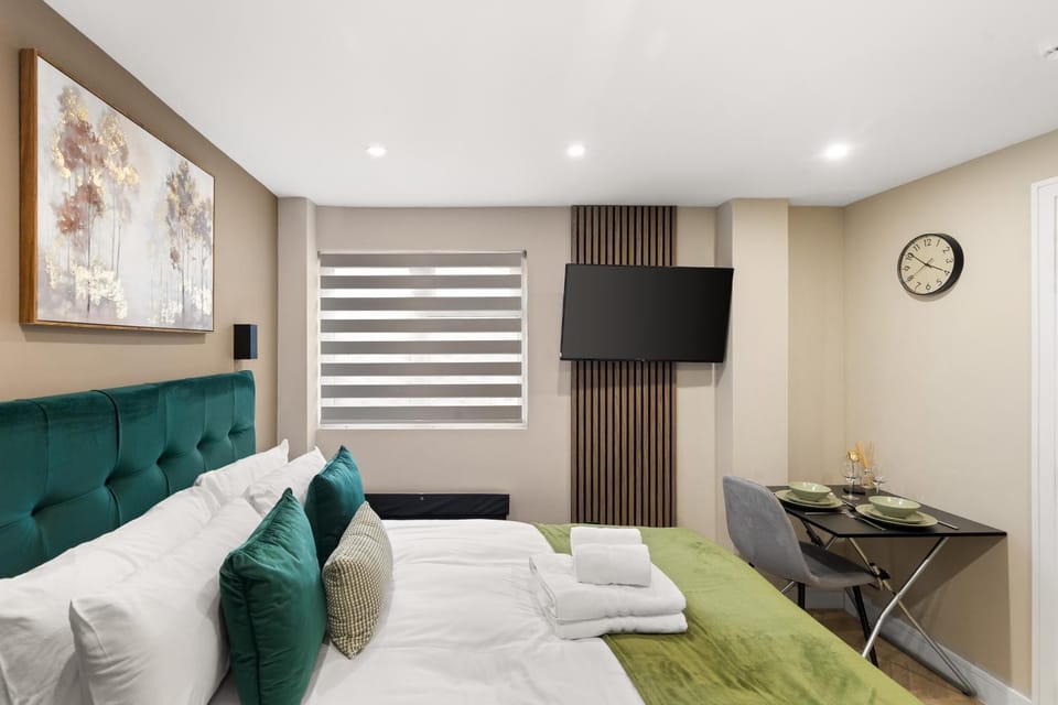 Bed, TV and multimedia, Bedroom, internet, towels