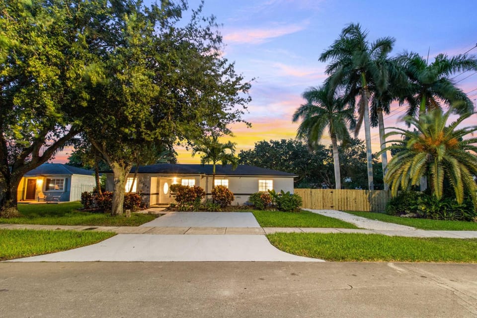 Luxury 4BR Home - Pool Tennis and Game Room House in Miami Gardens