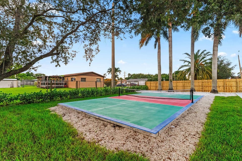 Luxury 4BR Home - Pool Tennis and Game Room House in Miami Gardens