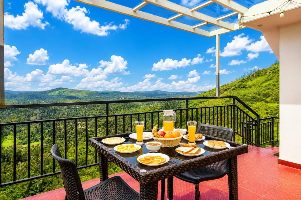 View (from property/room), Balcony/Terrace, Dining area, Mountain view
