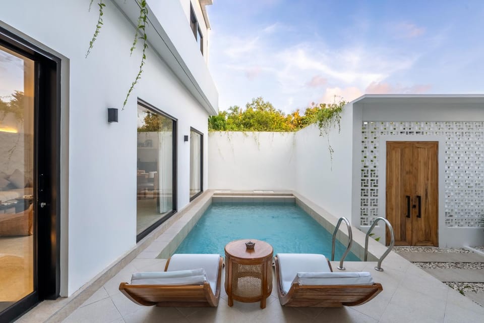 Swimming pool, sunbed