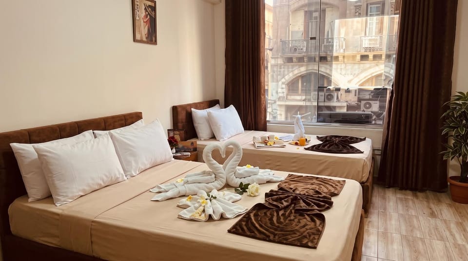 Bed, Living room, Food and drinks, Photo of the whole room, Seating area, Bedroom, Food