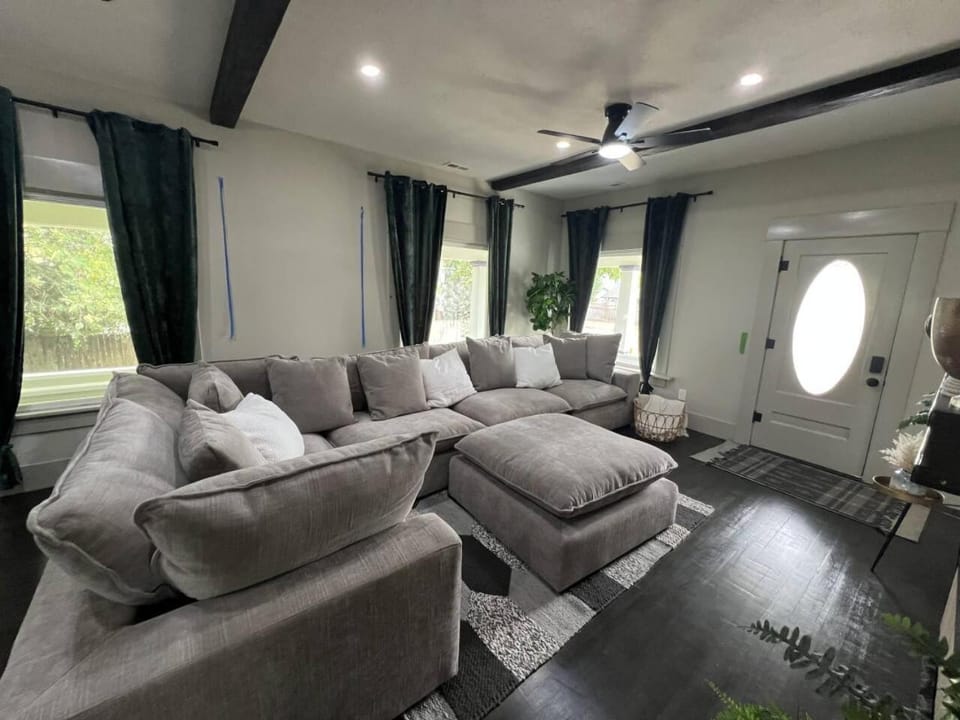 Moody Modern I 2 King Bed En-Suites l 30 day House in Albany