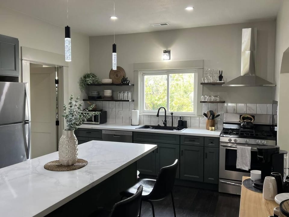Moody Modern I 2 King Bed En-Suites l 30 day House in Albany