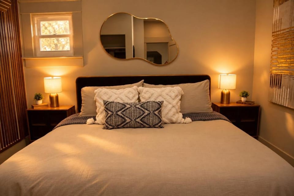 Moody Modern I 2 King Bed En-Suites l 30 day House in Albany