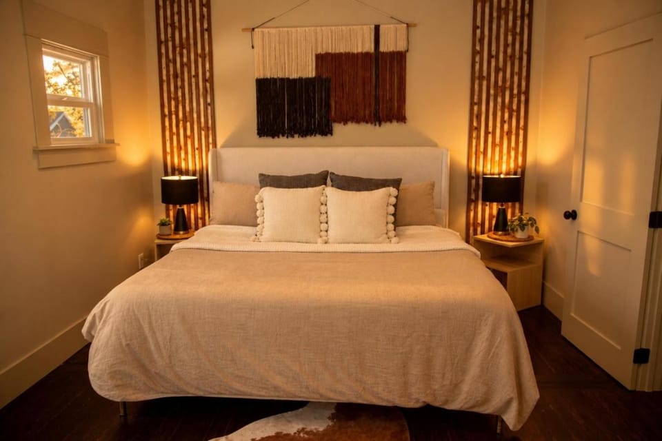 Moody Modern I 2 King Bed En-Suites l 30 day House in Albany