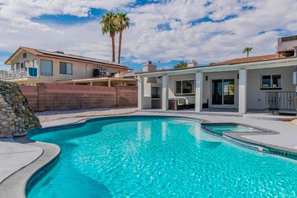 LUX 6BR 3 Suites 3 Kitchen Pool Huge Backyard Games House in Paradise