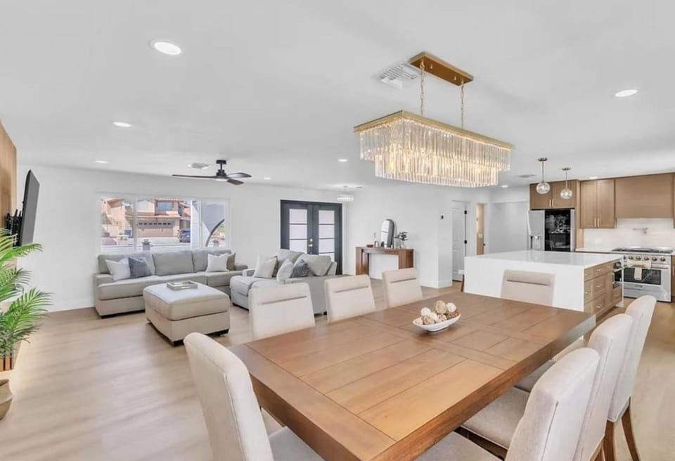 LUX 6BR 3 Suites 3 Kitchen Pool Huge Backyard Games House in Paradise