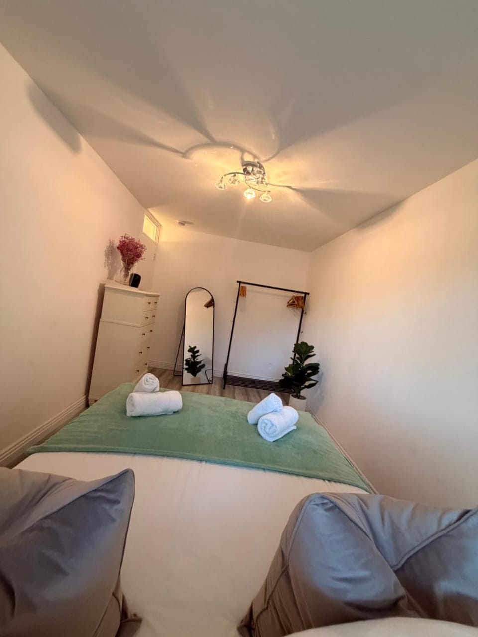 Bedroom, towels