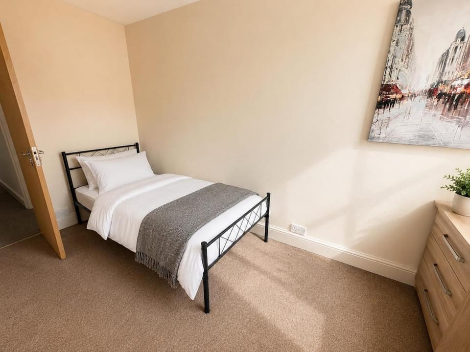 4 Bedroom House in Central Stoke on Trent Sleeps 6 House in Stoke-on-Trent