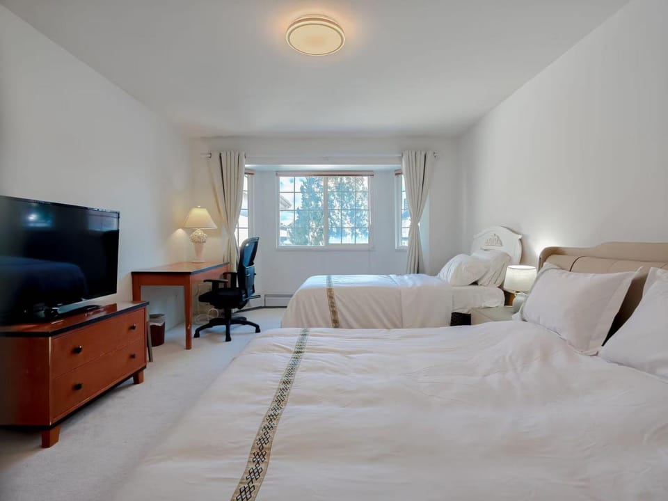 Private Room Near YVR & Bridgeport Station Bed and Breakfast in Richmond