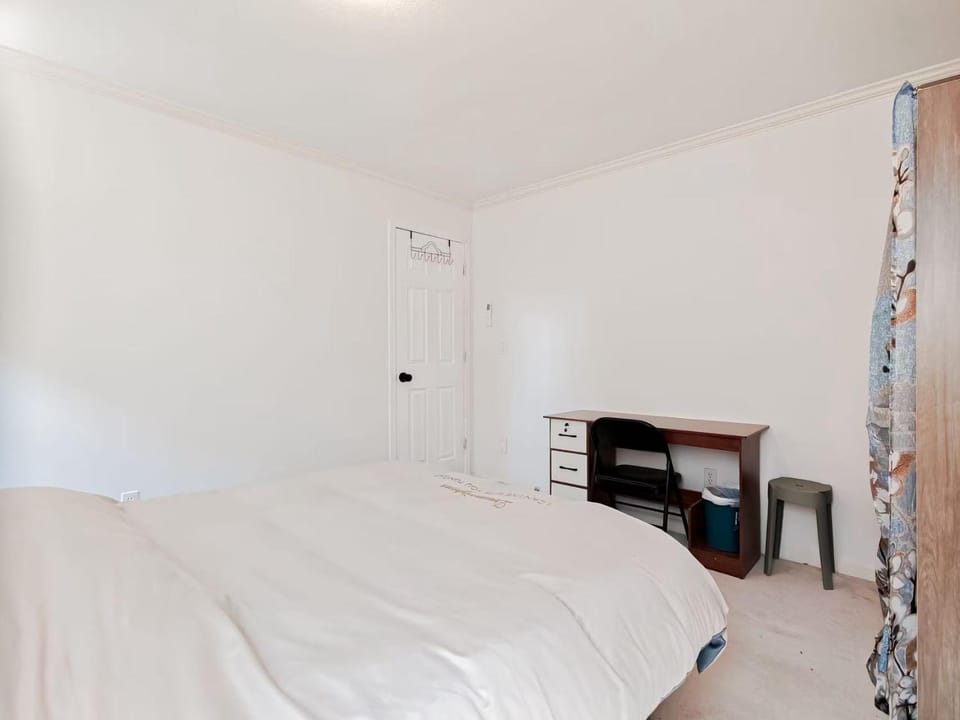Private Room Near YVR & Bridgeport Station Bed and Breakfast in Richmond