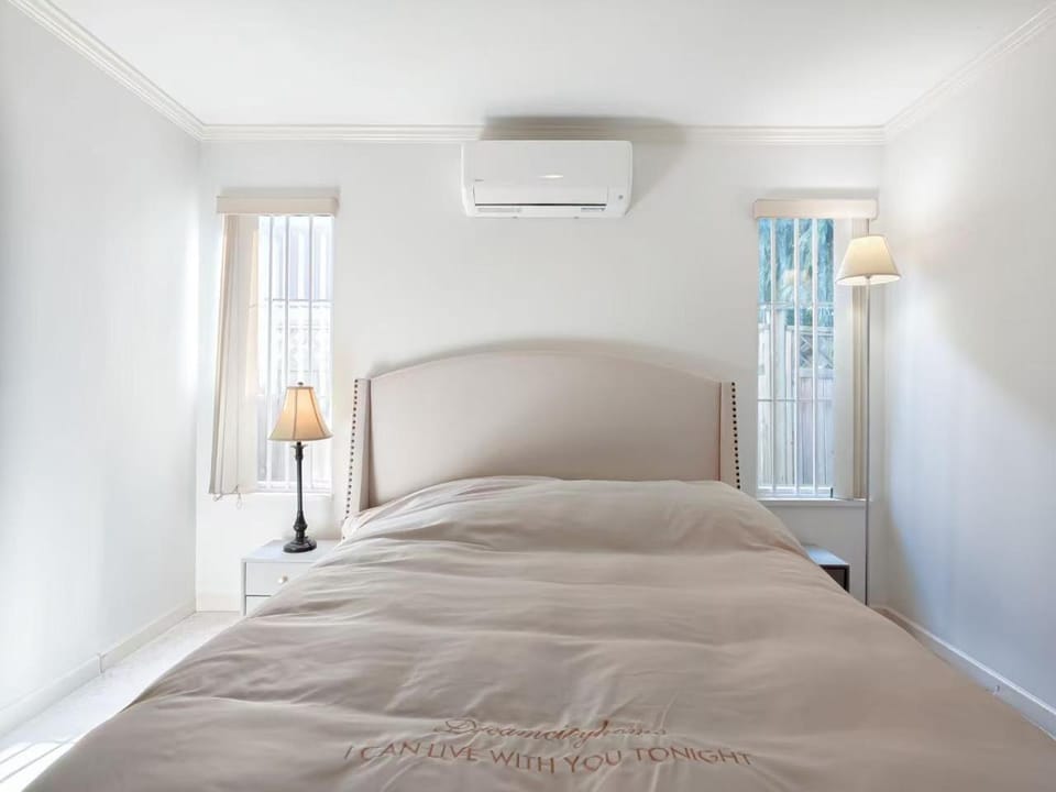 Private Room Near YVR & Bridgeport Station Bed and Breakfast in Richmond