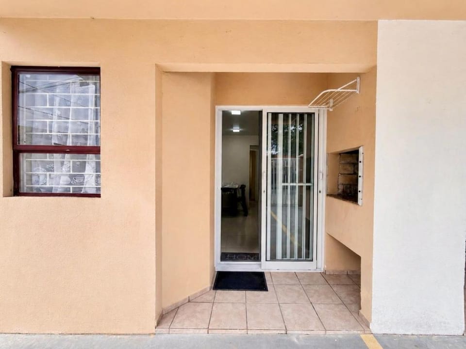 Apto 550 m da praia com ar-cond. e churrasqueira Apartment in State of Paraná