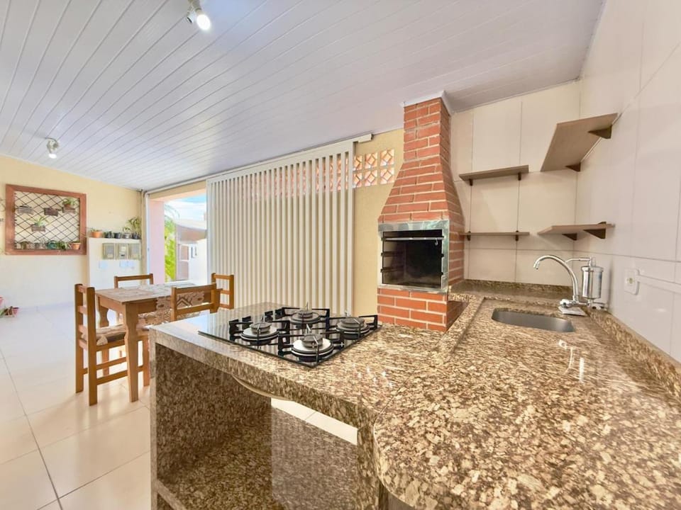 Casa a 500 m da Praia Brava com churrasqueira House in State of Paraná