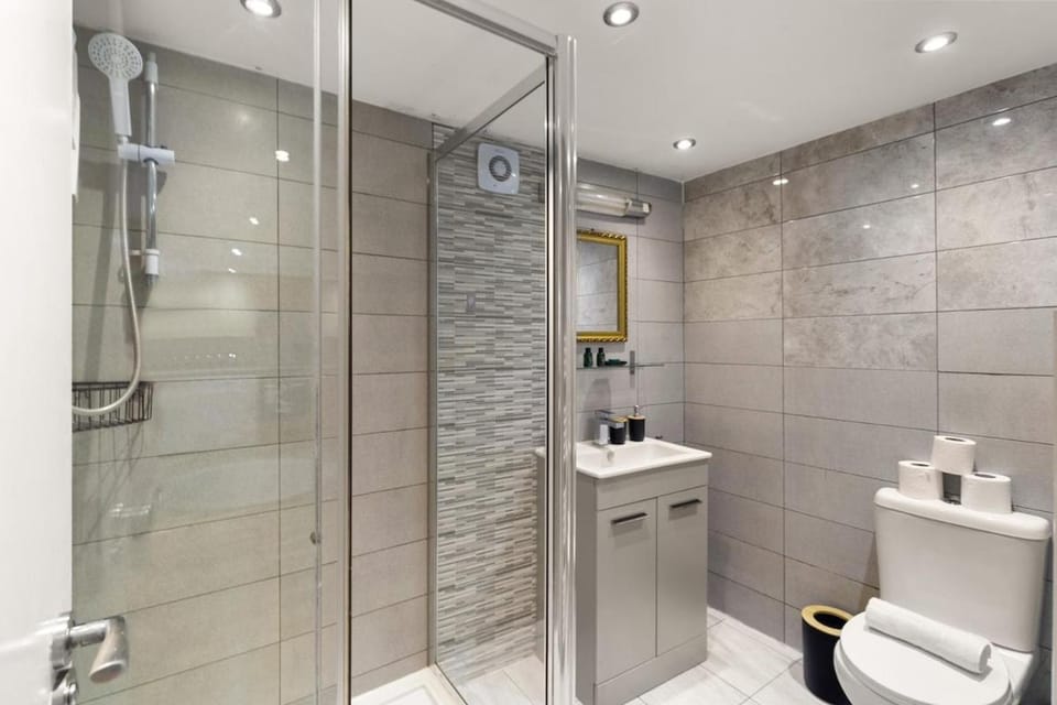Cosy Ground Floor Studio with Parking & Smart TV Apartment in London