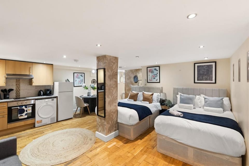Cosy Ground Floor Studio with Parking & Smart TV Apartment in London