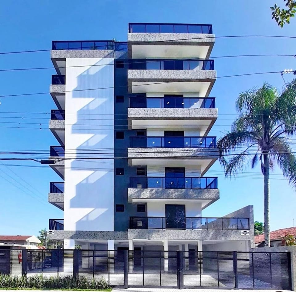 Apto a 650 m do mar com churrasqueira e garagem Apartment in State of Paraná