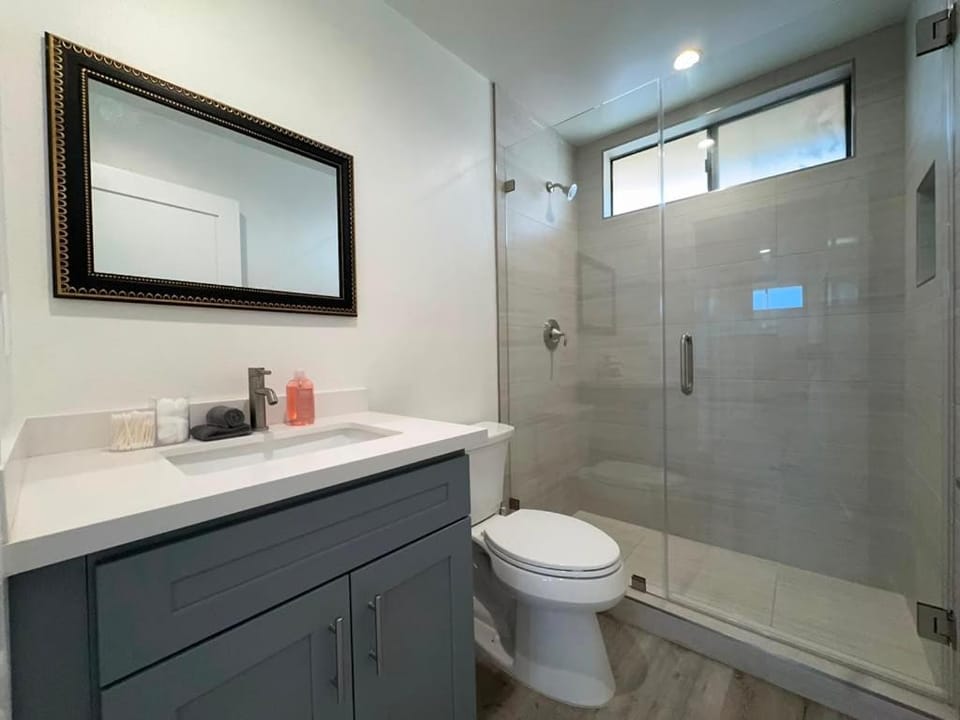 Shower, Toilet, Bathroom, Bath, towels