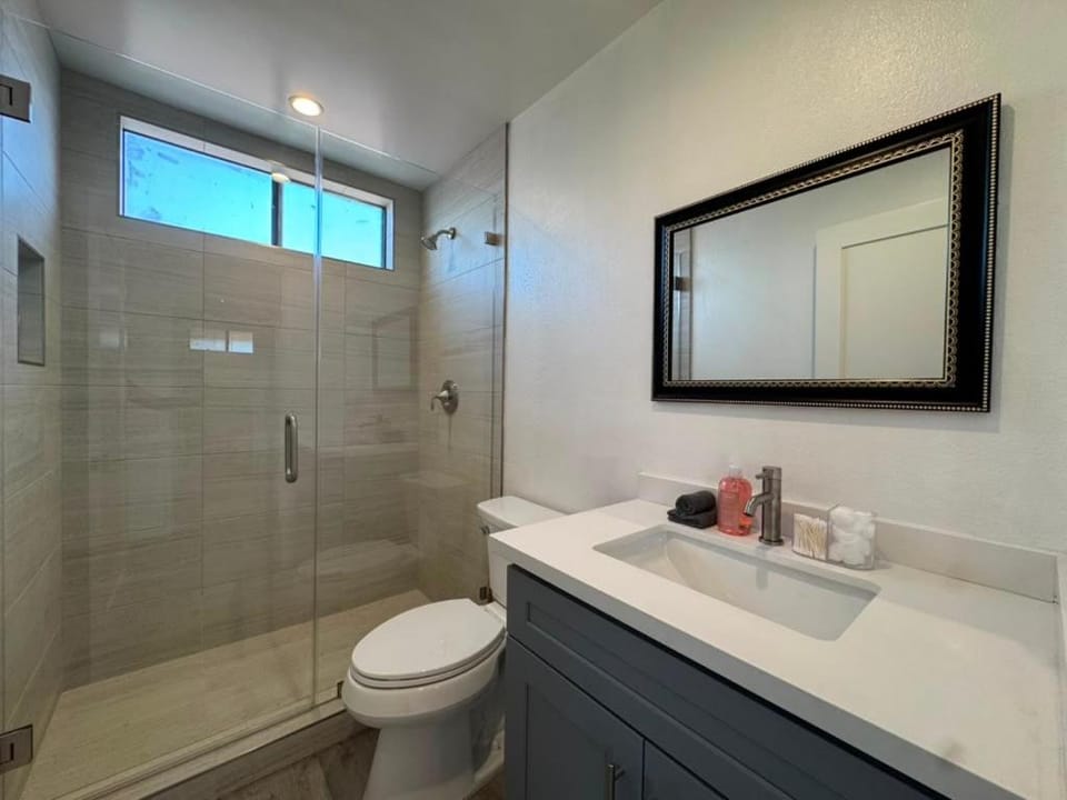 Shower, Toilet, Bathroom, Bath, towels