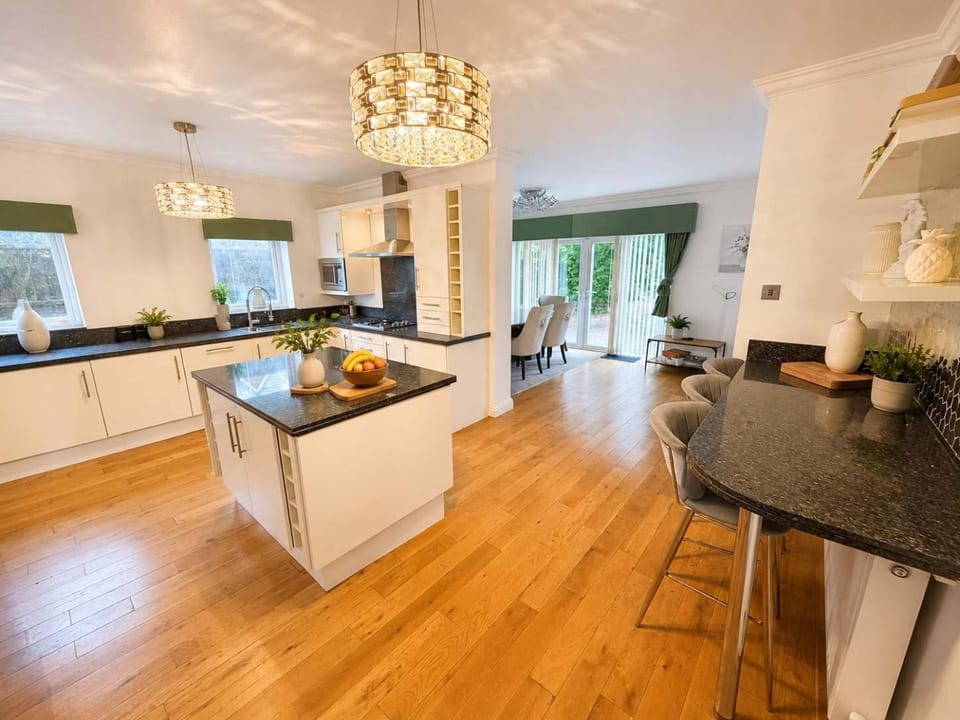 Kitchen or kitchenette, Food and drinks, Seating area, Dining area, Food, pet friendly, stove
