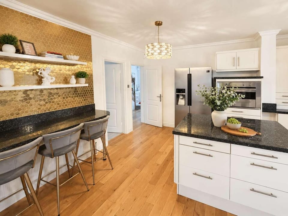Coffee/tea facilities, dishwasher, minibar, oven, stove, toaster