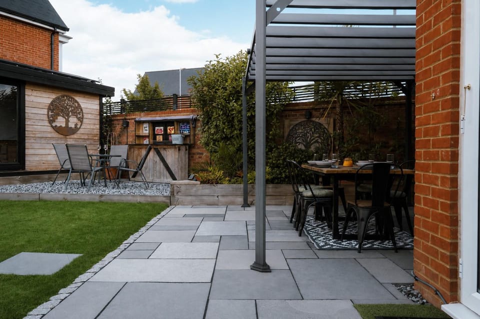 Property building, Patio, Spring, Day, Garden, Garden view