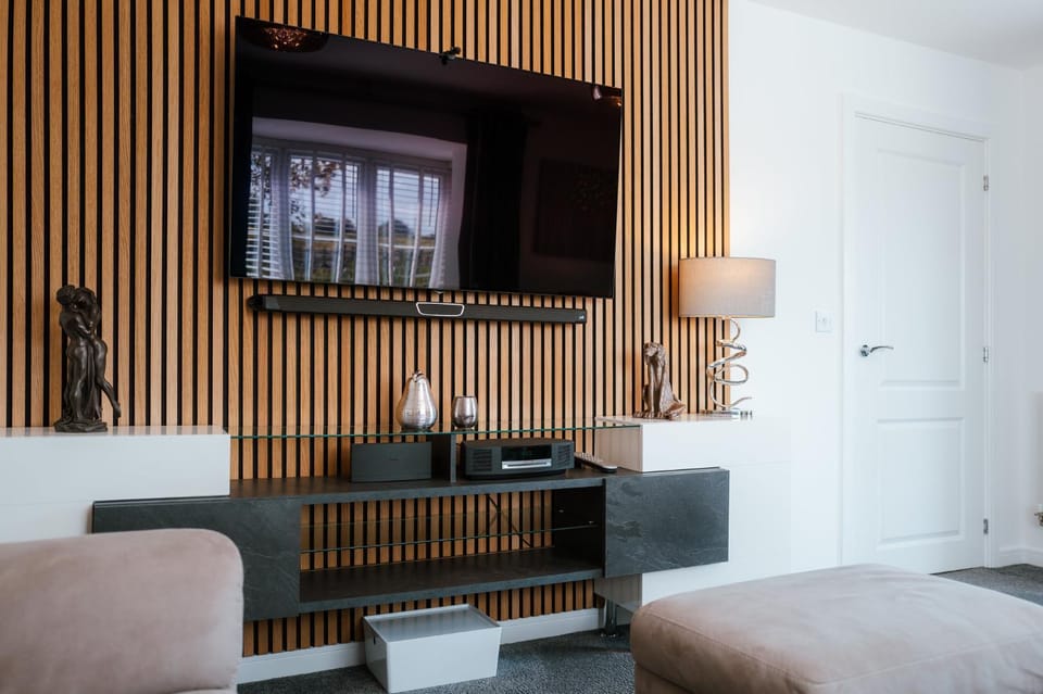 Communal lounge/ TV room, TV and multimedia, Living room, Seating area, Evening entertainment