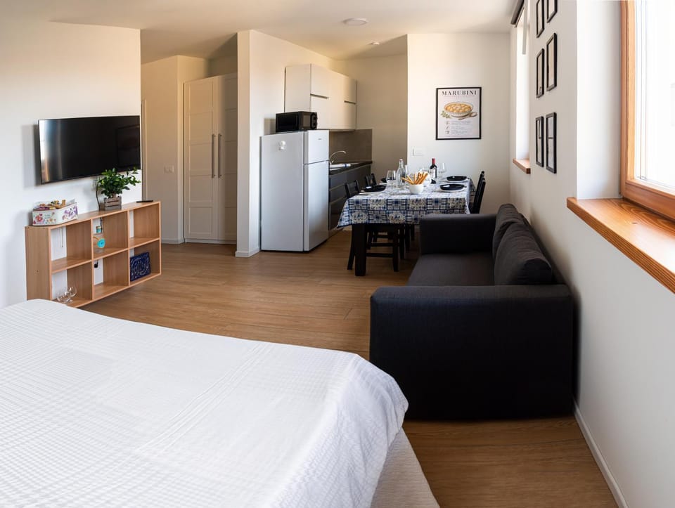 Bed, TV and multimedia, Dining area, Bedroom, wardrobe