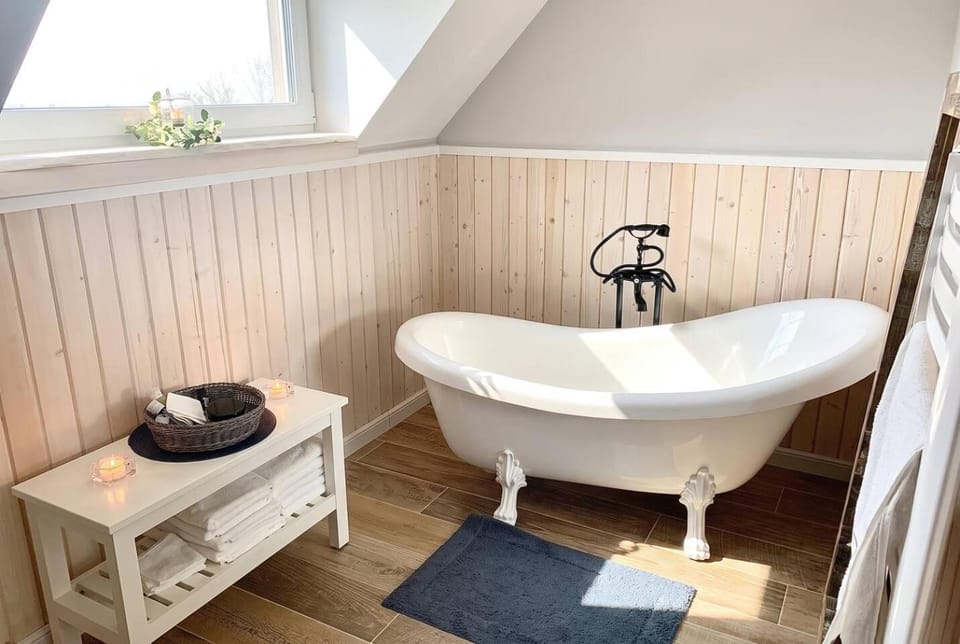 Bathroom, Bath, towels