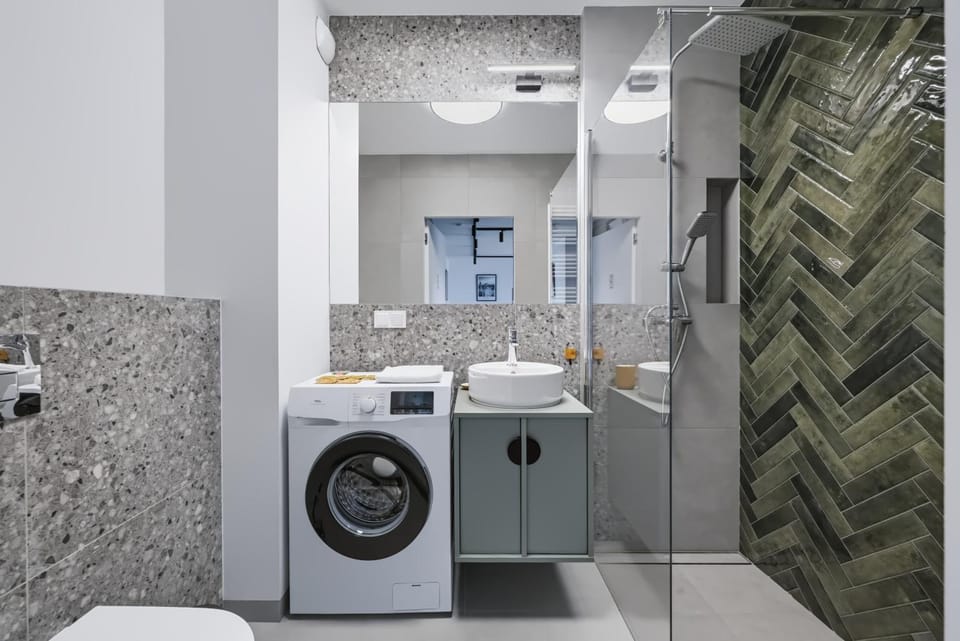 Shower, Bathroom, towels, washing machine