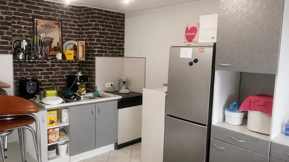 Coffee/tea facilities, Kitchen or kitchenette, minibar, oven, stove