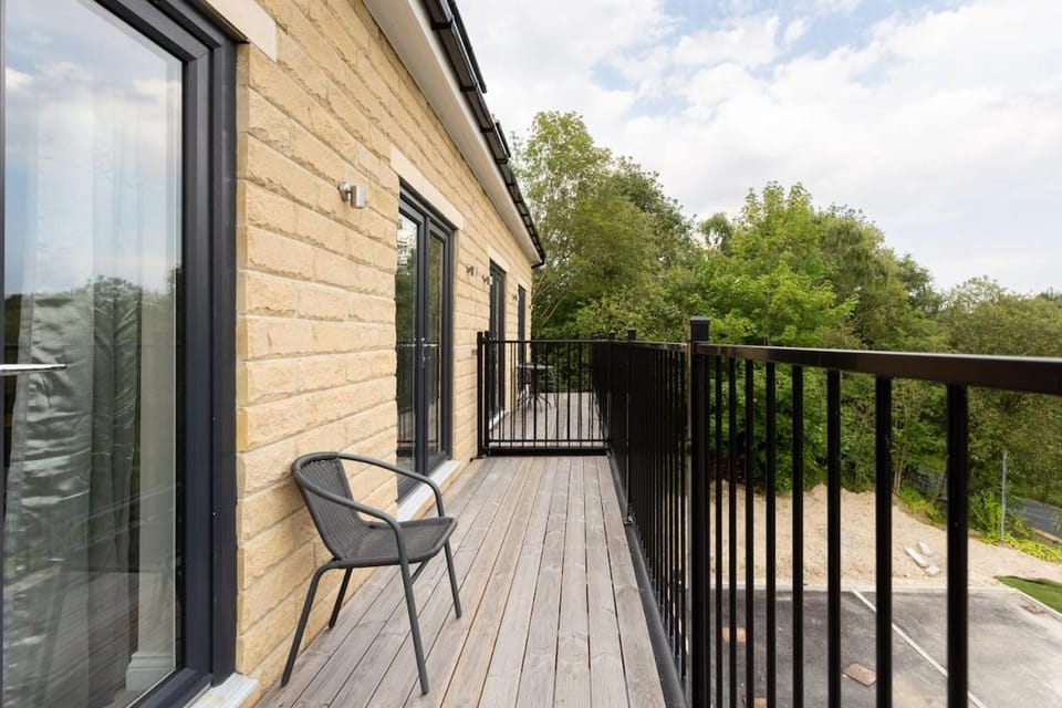 Ridge Court House - 5 Bedrooms - Sleeps 10 House in Leeds