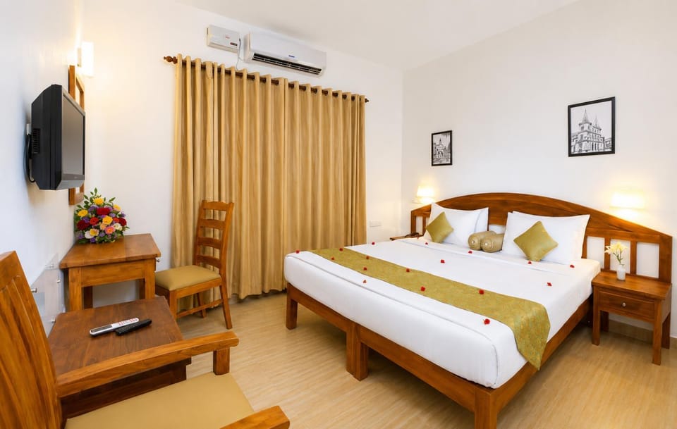 Bed, TV and multimedia, Photo of the whole room, Seating area, Bedroom, air conditioner