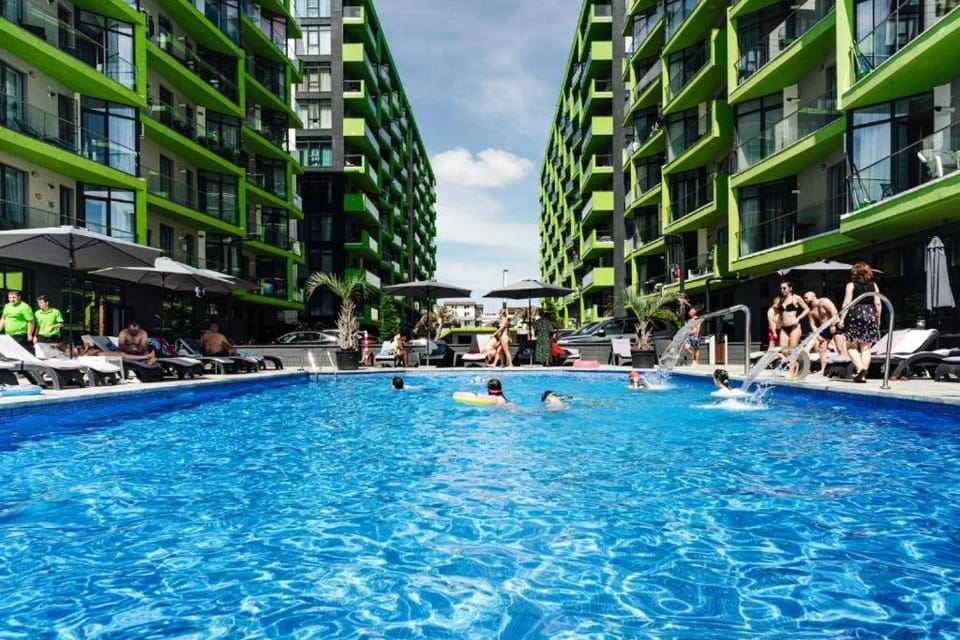 Property building, Day, Pool view, Swimming pool