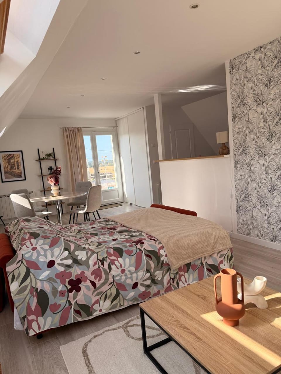 Bed, Living room