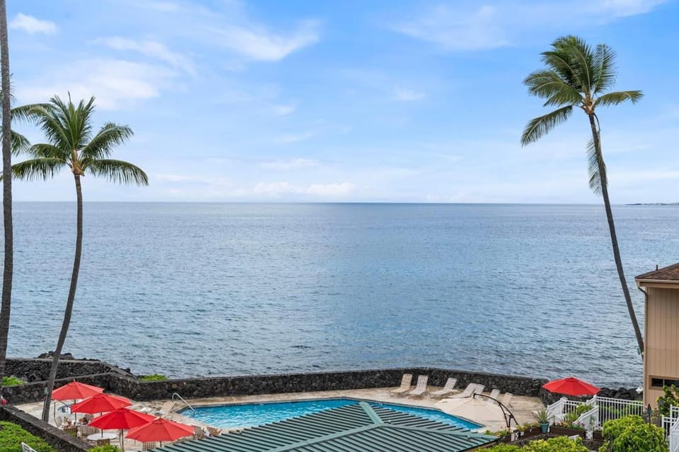 Charming Sea Village 3304 one-bedroom ocean-view retreat in Kailua-Kona House in Holualoa