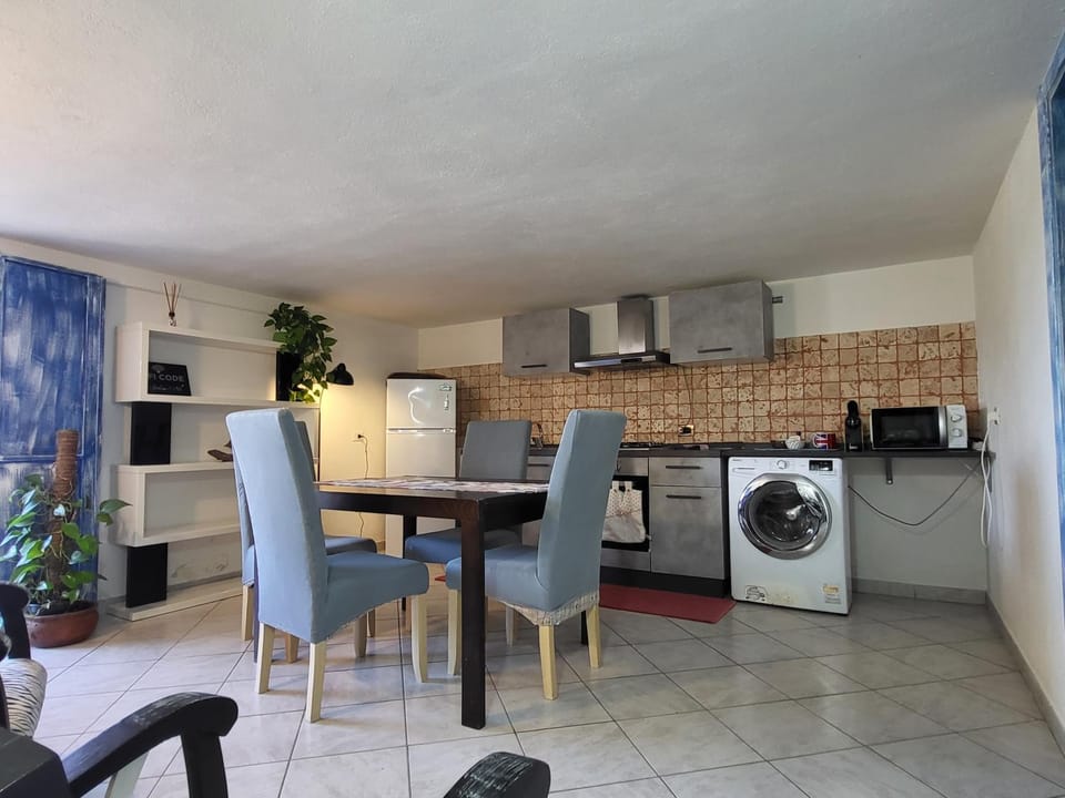 Kitchen or kitchenette, Living room, Seating area, Dining area, oven, stove, toaster, washing machine