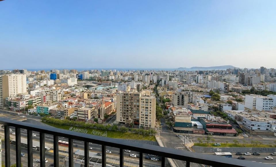 Skyline & Ocean Views Walk to Miraflores Apartment in San Isidro
