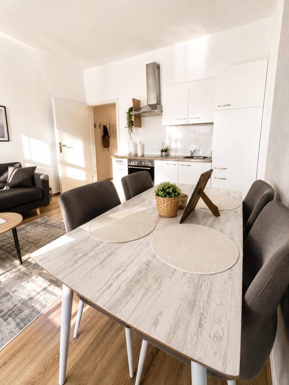 Kitchen or kitchenette, Living room, Seating area, Dining area