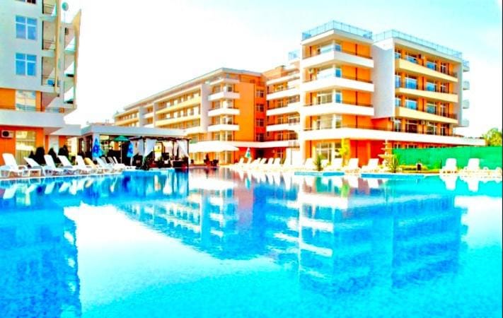 Property building, Day, Pool view, Swimming pool, sunbed
