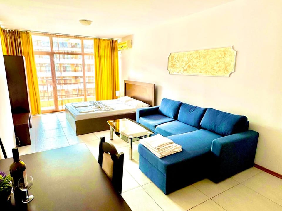 Bed, TV and multimedia, Living room, Photo of the whole room, Seating area, Bedroom